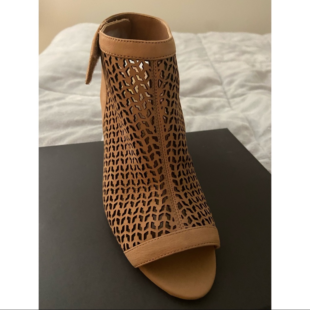 🆕✨ Leather Peep Toe Sandals Vince Camuto Dastana
